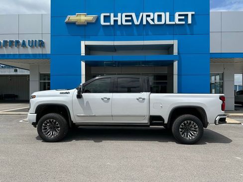 Used 2024 Chevrolet Silverado 2500 High Country w/ High Country Premium Package AWD/4WD image 3