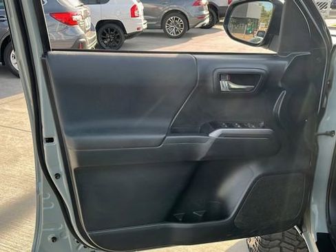 Used 2022 Toyota Tacoma TRD Off-Road image 5