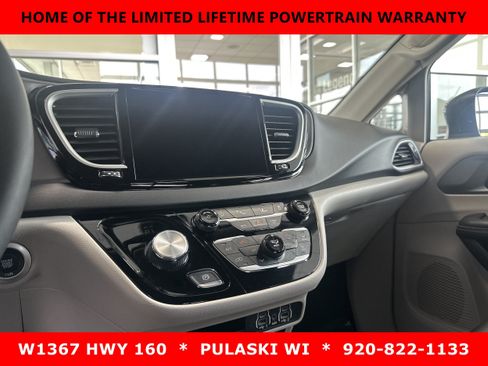 Used 2023 Chrysler Pacifica Touring-L FWD image 12