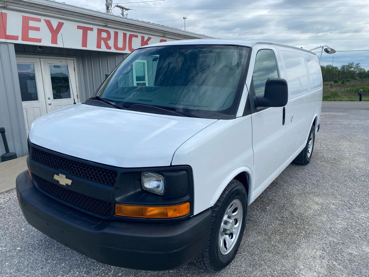 Used 2010 Chevrolet Express 1500 RWD image 3