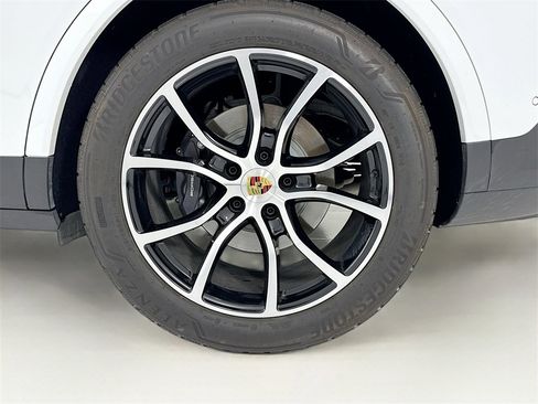 Certified 2024 Porsche Cayenne Coupe image 11