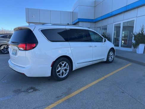 Used 2018 Chrysler Pacifica Touring-L w/ Tire & Wheel Group image 1