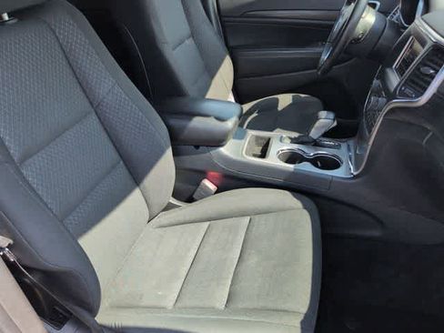 Used 2019 Jeep Grand Cherokee Laredo AWD/4WD image 21