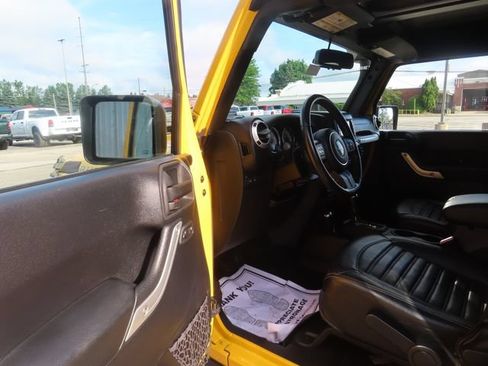 Used 2015 Jeep Wrangler Unlimited Rubicon w/ Connectivity Group AWD/4WD image 20