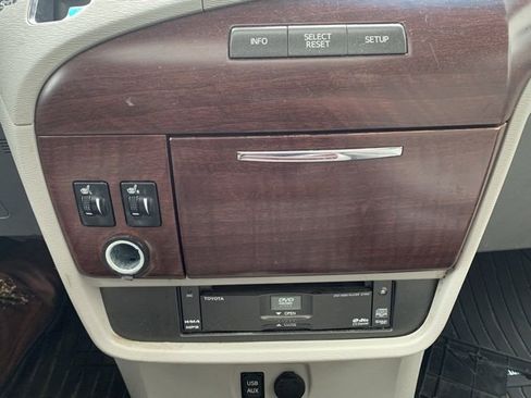 Used 2013 Toyota Sienna XLE image 19