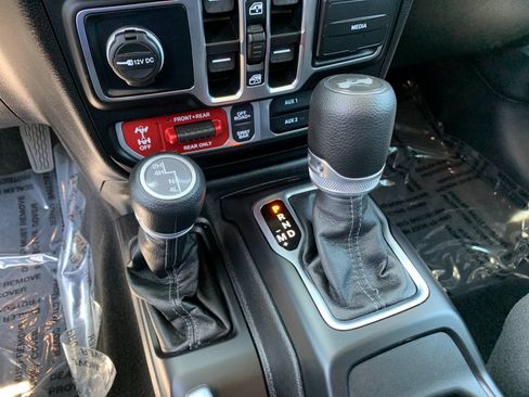Used 2025 Jeep Wrangler Unlimited Rubicon AWD/4WD image 24
