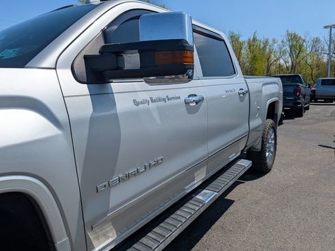 Used 2019 GMC Sierra 2500 Denali w/ Duramax Plus Package AWD/4WD image 3