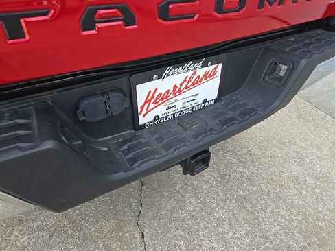 Used 2022 Toyota Tacoma TRD Sport AWD/4WD image 23
