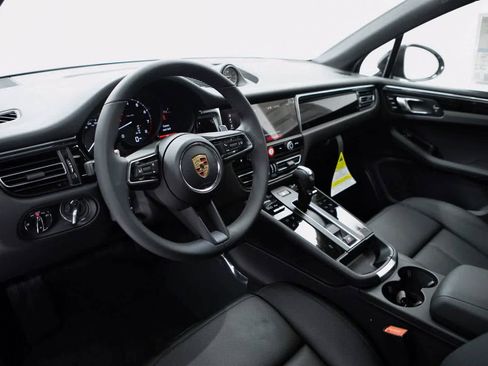 Certified 2025 Porsche Macan image 4