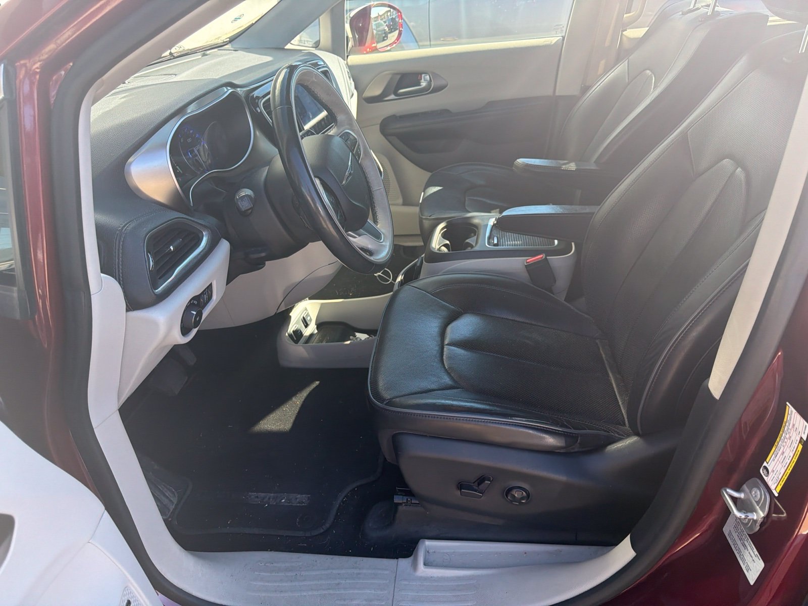 Used 2017 Chrysler Pacifica Limited FWD image 4