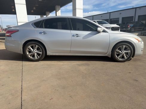 Used 2014 Nissan Altima 2.5 SV image 2