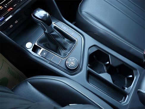 Used 2022 Volkswagen Tiguan SE w/ Panoramic Sunroof Package image 27