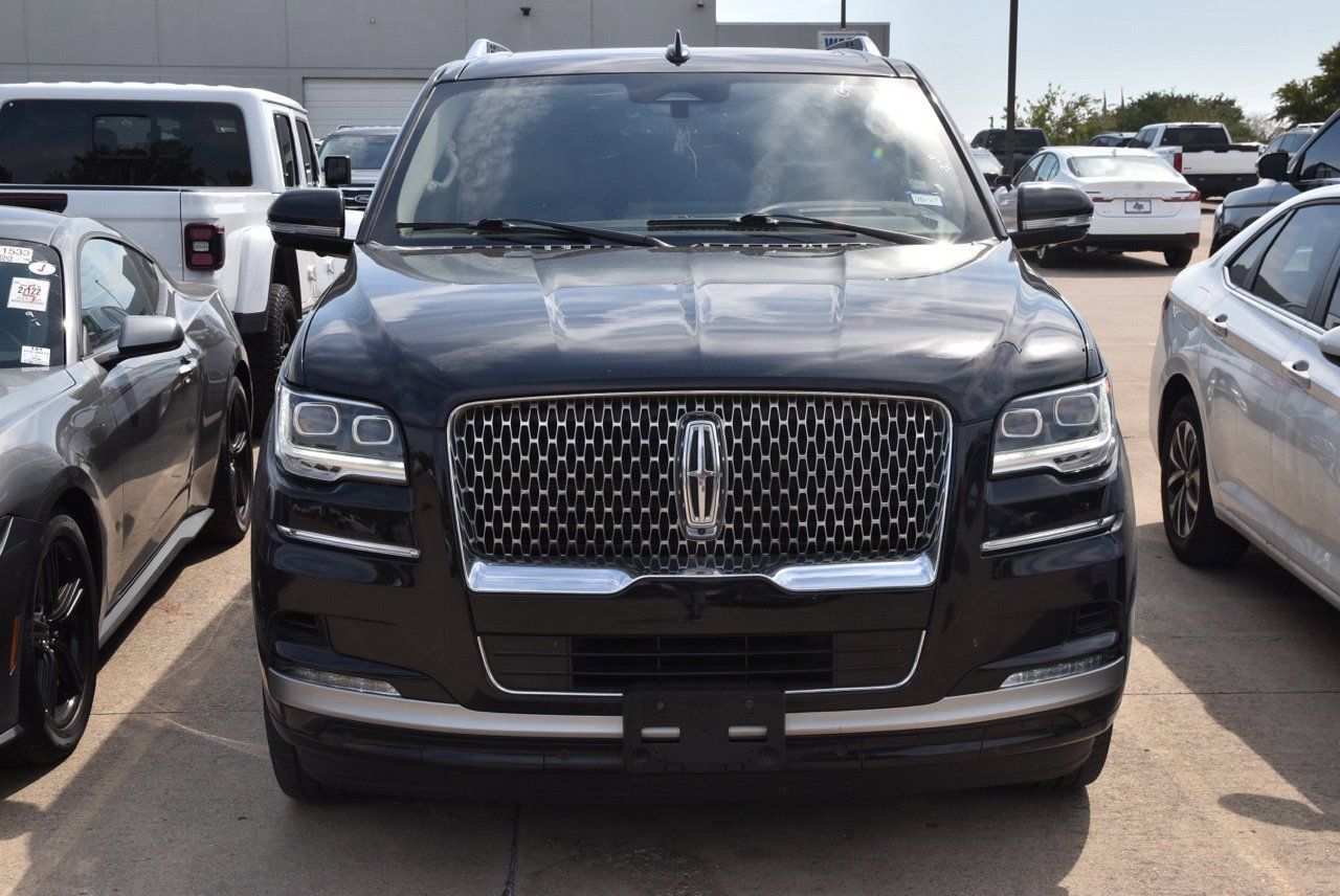 Used 2024 Lincoln Navigator Reserve AWD/4WD image 3