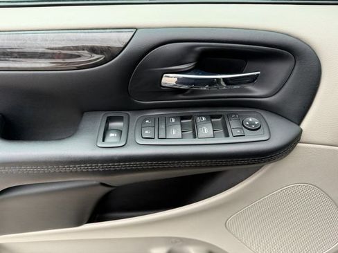 Used 2019 Dodge Grand Caravan SE w/ UConnect Hands-Free Group image 17