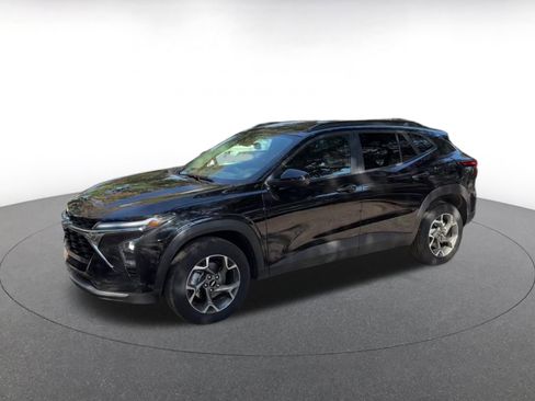 Used 2025 Chevrolet Trax LT w/ LT Convenience Package image 8