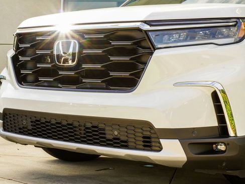 Used 2025 Honda Pilot Elite image 2