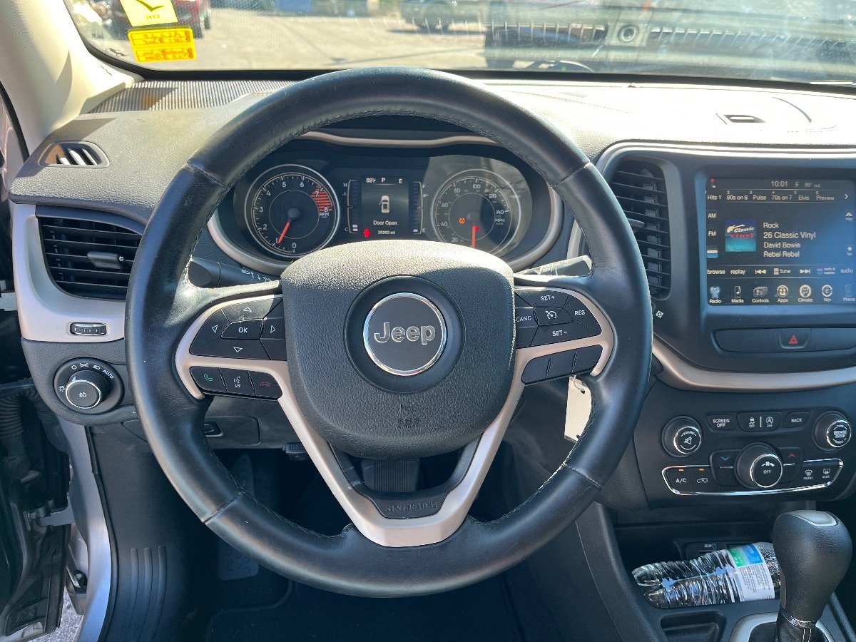 Used 2017 Jeep Cherokee Latitude FWD image 10