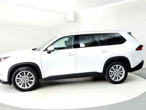 New 2026 Toyota Grand Highlander Platinum image 3