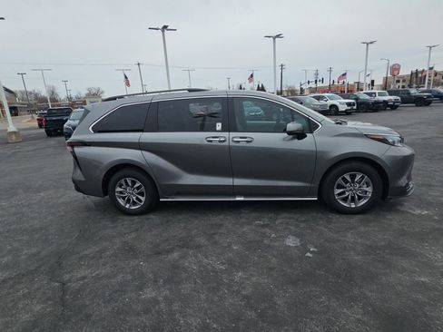 Used 2026 Toyota Sienna XLE image 2