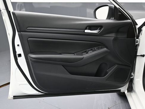 Used 2025 Nissan Altima 2.5 SV image 36