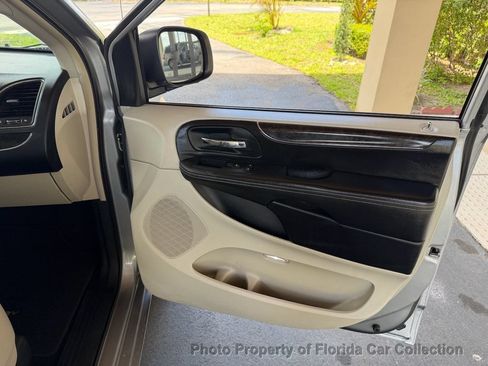 Used 2013 Chrysler Town & Country Limited w/ Luxury Group FWD image 62