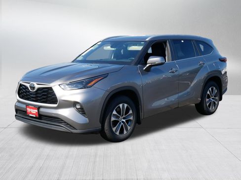 Certified 2025 Toyota Highlander XLE AWD/4WD image 3