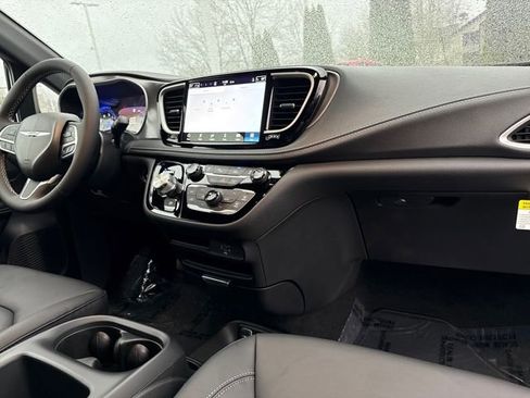 New 2026 Chrysler Pacifica Select image 23