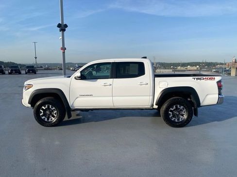 Certified 2023 Toyota Tacoma TRD Off-Road AWD/4WD image 9