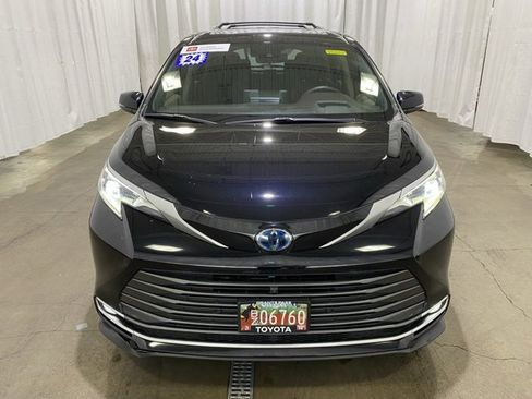 Certified 2024 Toyota Sienna Platinum image 9