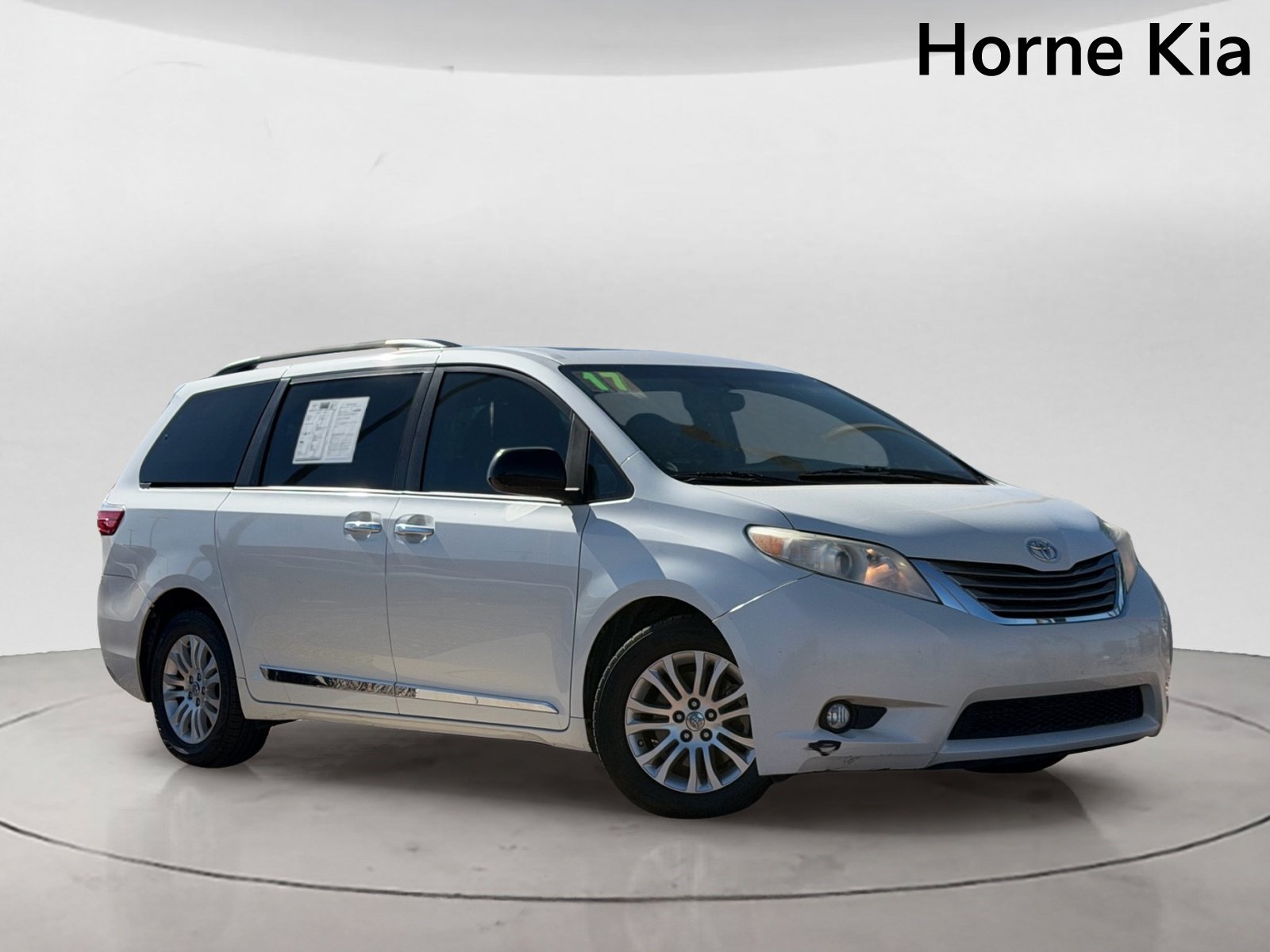 Used 2017 Toyota Sienna XLE w/ XLE Navigation Package FWD image 2