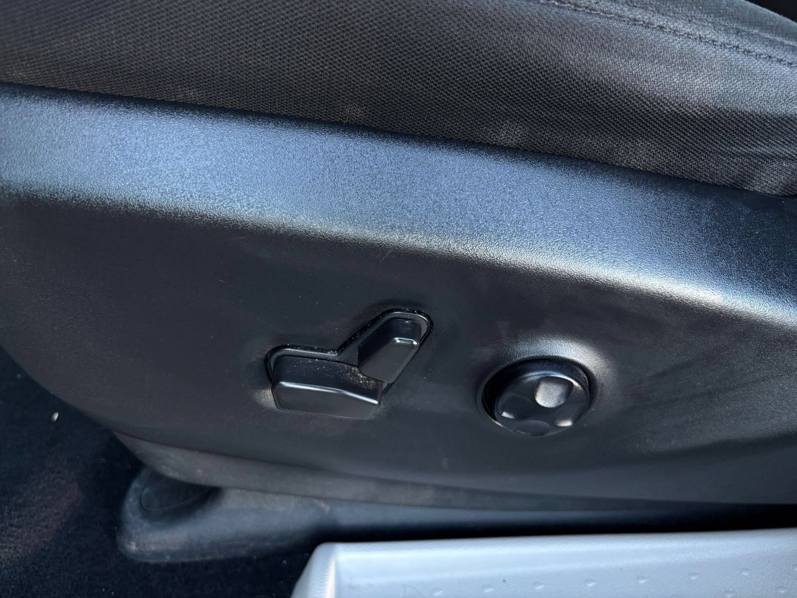 Used 2023 Chrysler Voyager LX FWD image 21