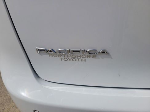 Used 2025 Chrysler Pacifica Select image 7