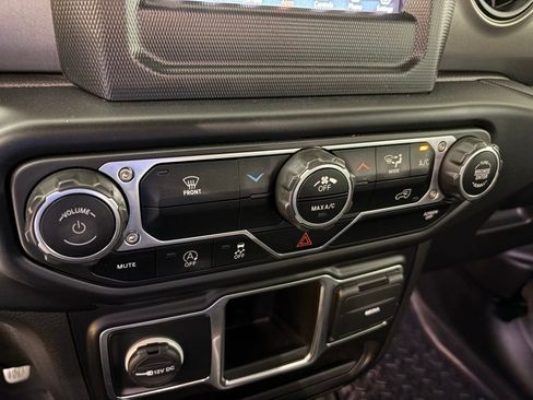 Used 2022 Jeep Gladiator Sport AWD/4WD image 25