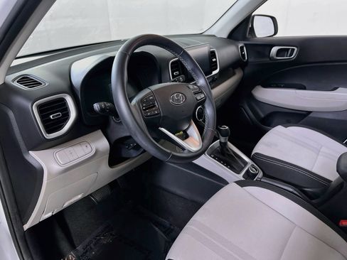 Used 2023 Hyundai Venue SEL FWD image 9