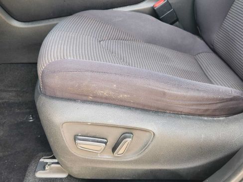 Used 2021 Toyota Highlander LE FWD image 22