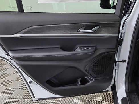 New 2025 Jeep Grand Cherokee L Limited image 31