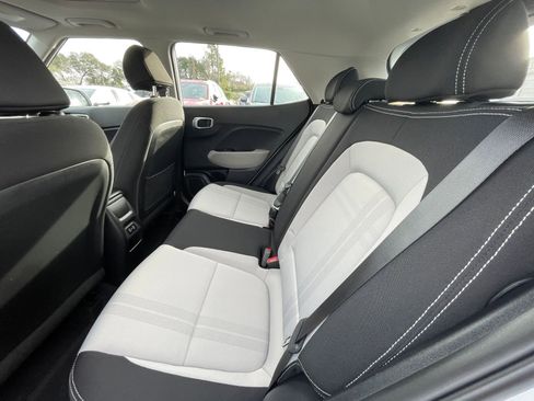 Used 2025 Hyundai Venue SEL image 24