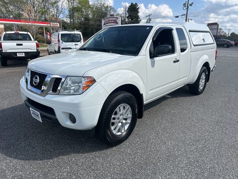 Used 2019 Nissan Frontier SV image 3