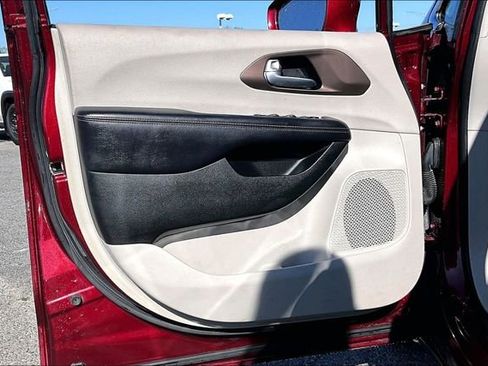 Used 2017 Chrysler Pacifica Touring-L w/ Tire & Wheel Group image 17