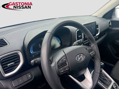 Used 2025 Hyundai Venue SEL image 11