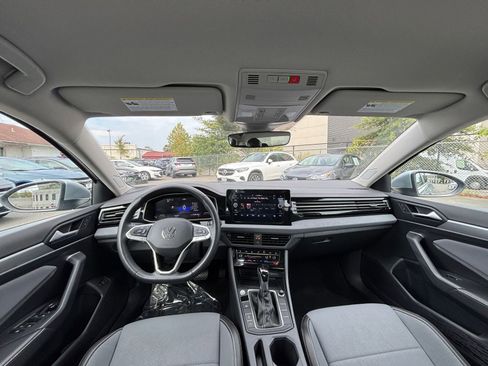 Used 2025 Volkswagen Jetta SE image 32