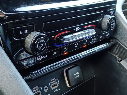 Used 2024 Jeep Grand Cherokee L Laredo image 26