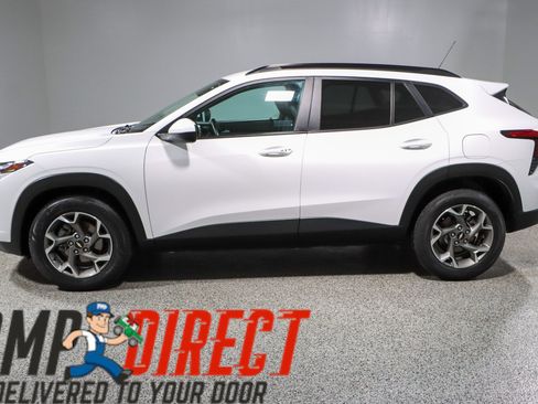 Used 2024 Chevrolet Trax LT w/ Sunroof Package FWD image 10