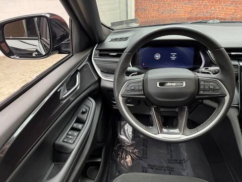 Used 2023 Jeep Grand Cherokee Altitude image 13
