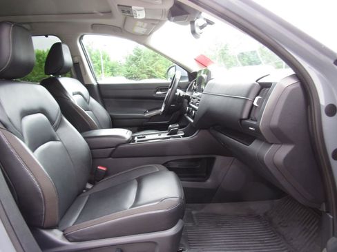 Used 2022 Nissan Pathfinder SL AWD/4WD image 19