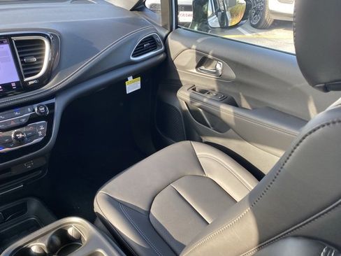 New 2026 Chrysler Pacifica Select image 37