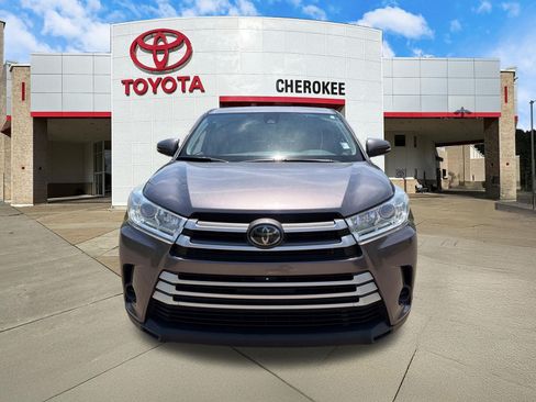 Used 2019 Toyota Highlander LE FWD image 2