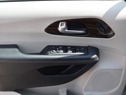 Used 2024 Chrysler Pacifica Limited image 23