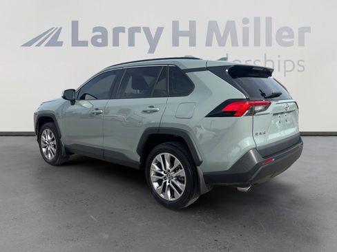 Used 2022 Toyota RAV4 XLE Premium image 3