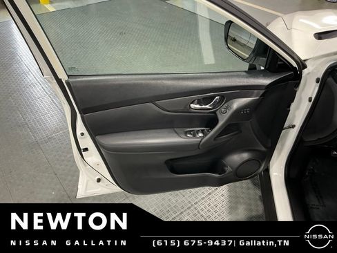 Used 2018 Nissan Rogue SV w/ Premium Package FWD image 34
